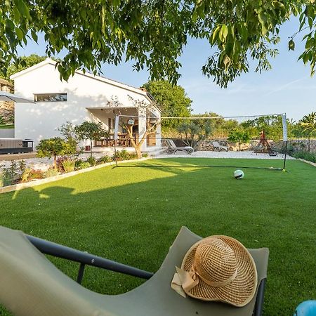 Holiday Home - Villa Thorak Anić Exteriör bild