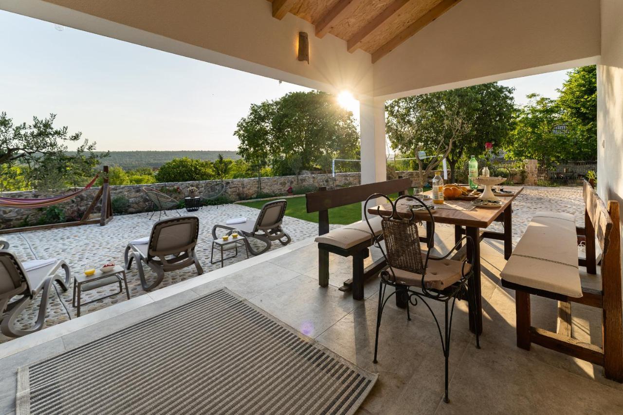 Holiday Home - Villa Thorak Anić Exteriör bild