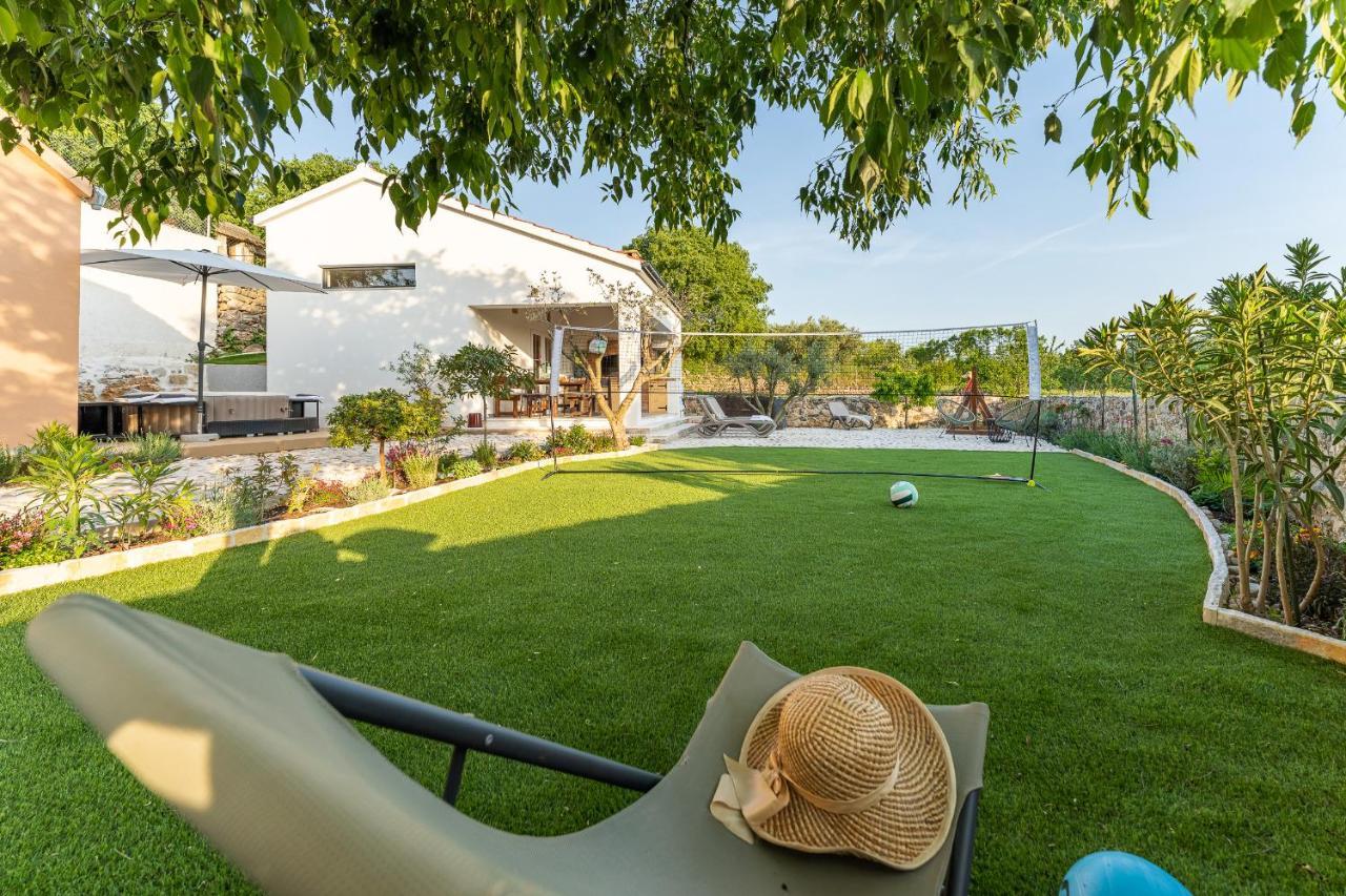 Holiday Home - Villa Thorak Anić Exteriör bild