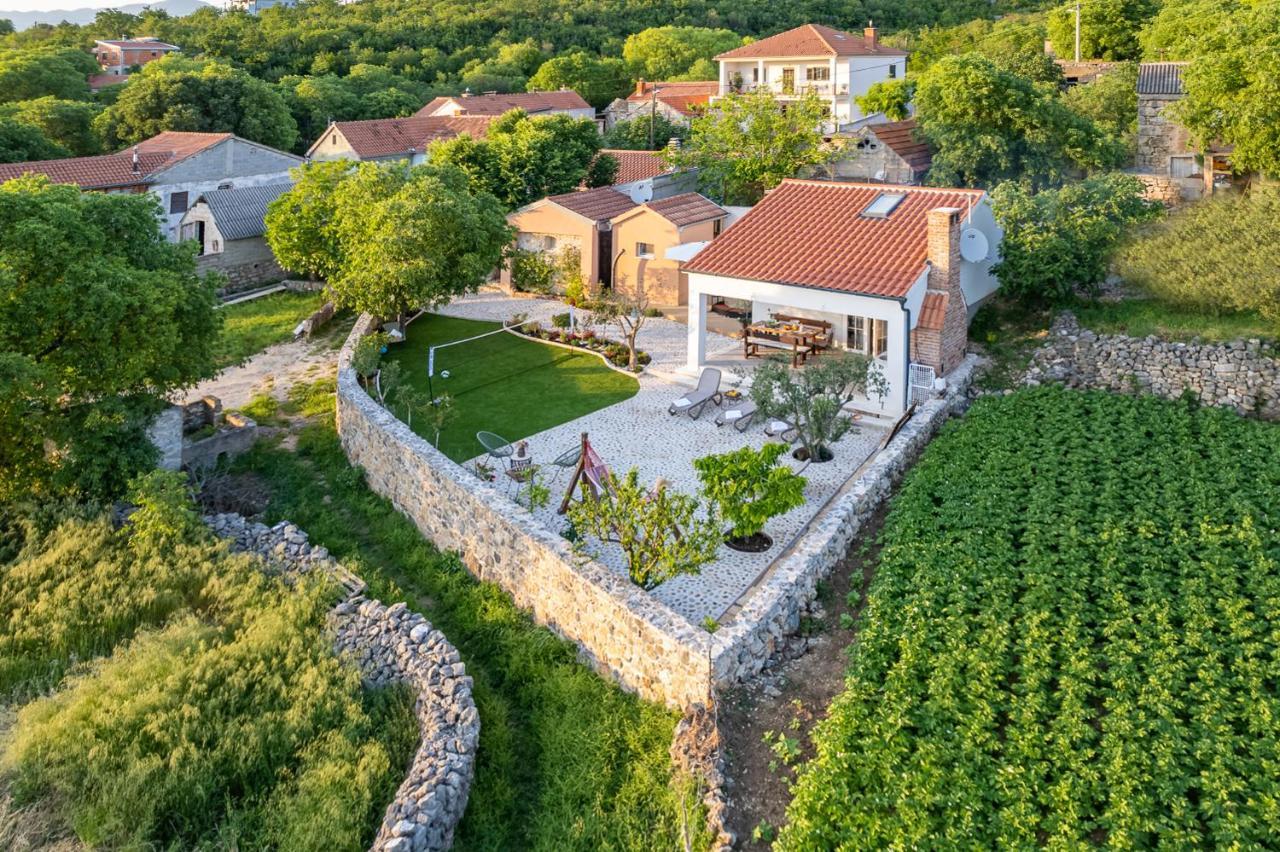 Holiday Home - Villa Thorak Anić Exteriör bild