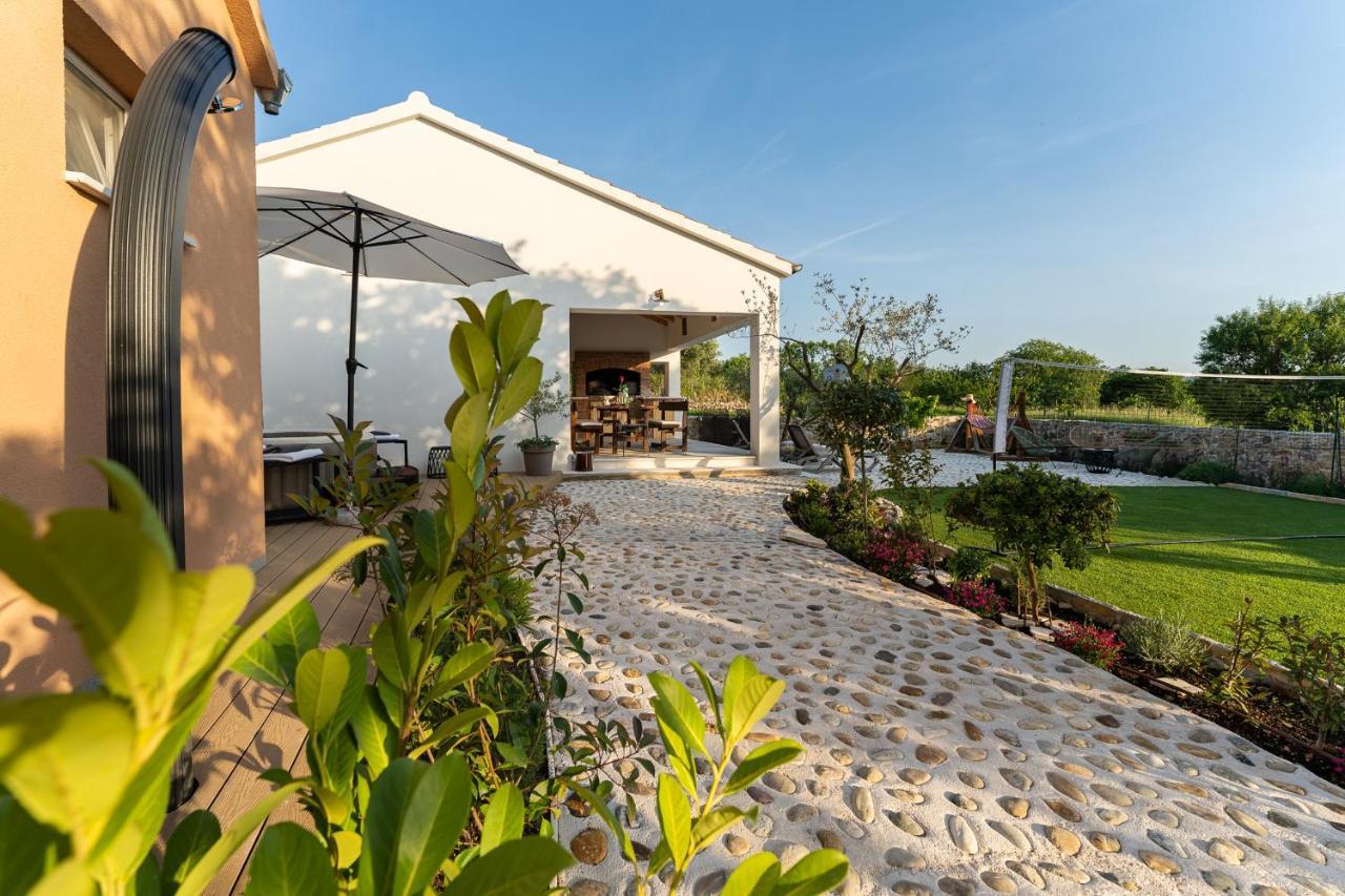 Holiday Home - Villa Thorak Anić Exteriör bild