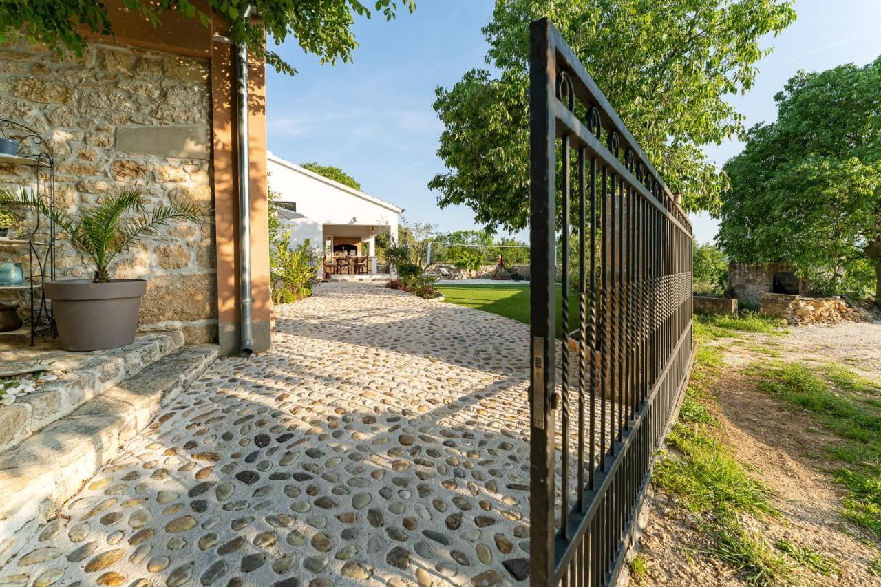 Holiday Home - Villa Thorak Anić Exteriör bild