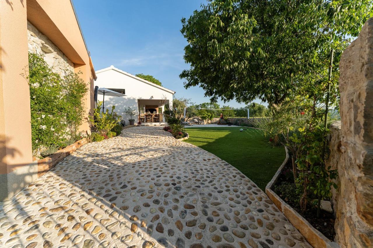 Holiday Home - Villa Thorak Anić Exteriör bild