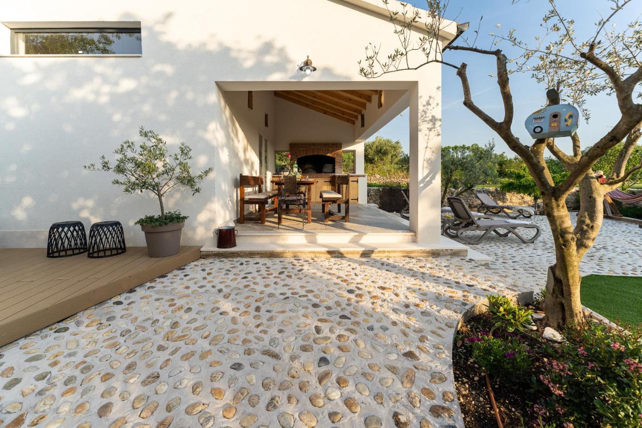 Holiday Home - Villa Thorak Anić Exteriör bild