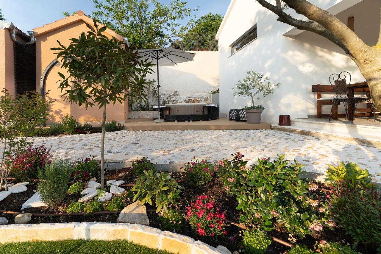 Holiday Home - Villa Thorak Anić Exteriör bild