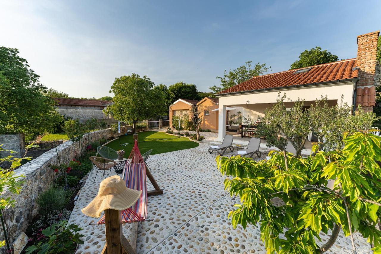 Holiday Home - Villa Thorak Anić Exteriör bild