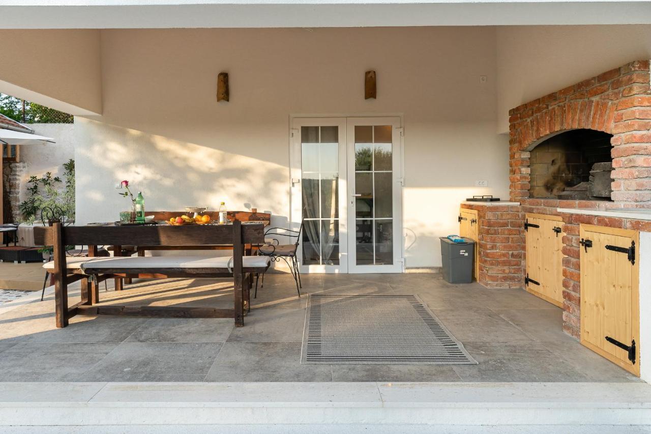 Holiday Home - Villa Thorak Anić Exteriör bild