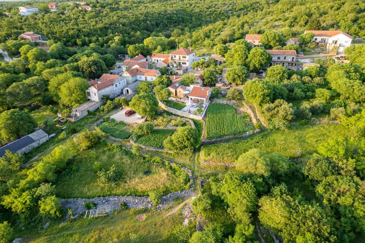 Holiday Home - Villa Thorak Anić Exteriör bild