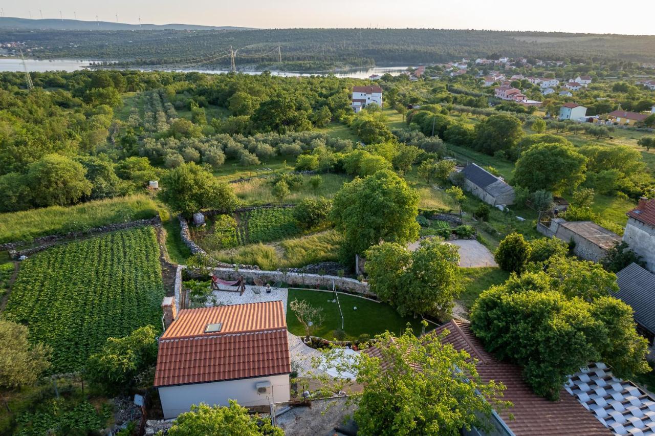 Holiday Home - Villa Thorak Anić Exteriör bild