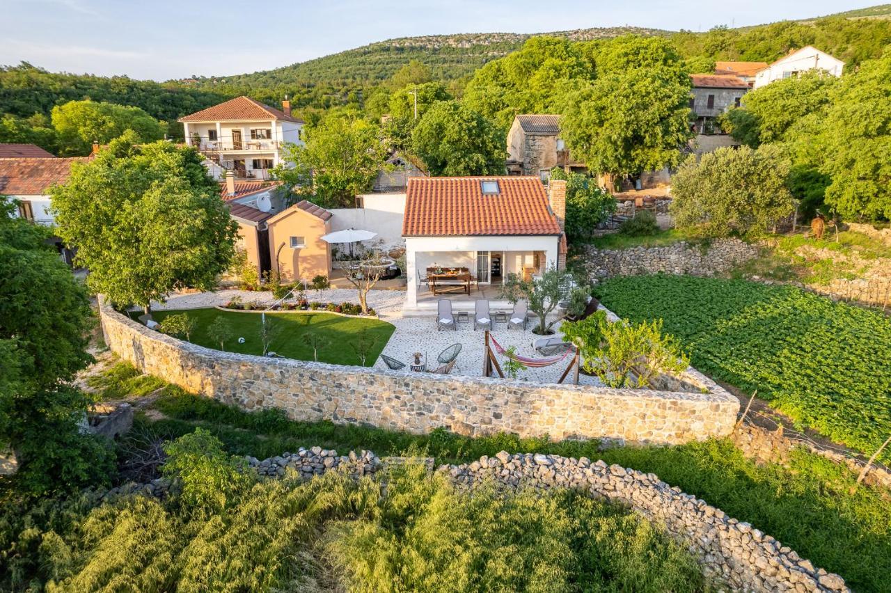 Holiday Home - Villa Thorak Anić Exteriör bild