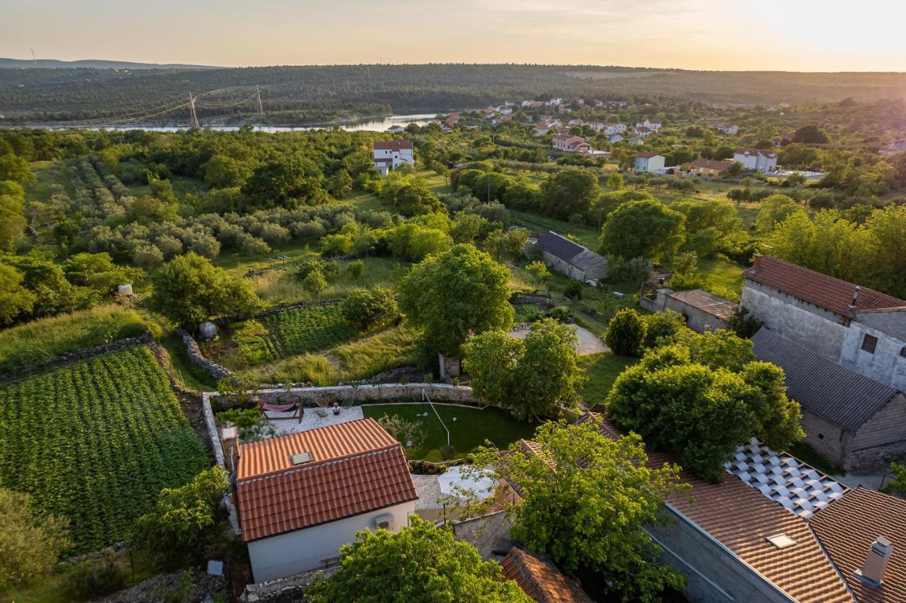 Holiday Home - Villa Thorak Anić Exteriör bild