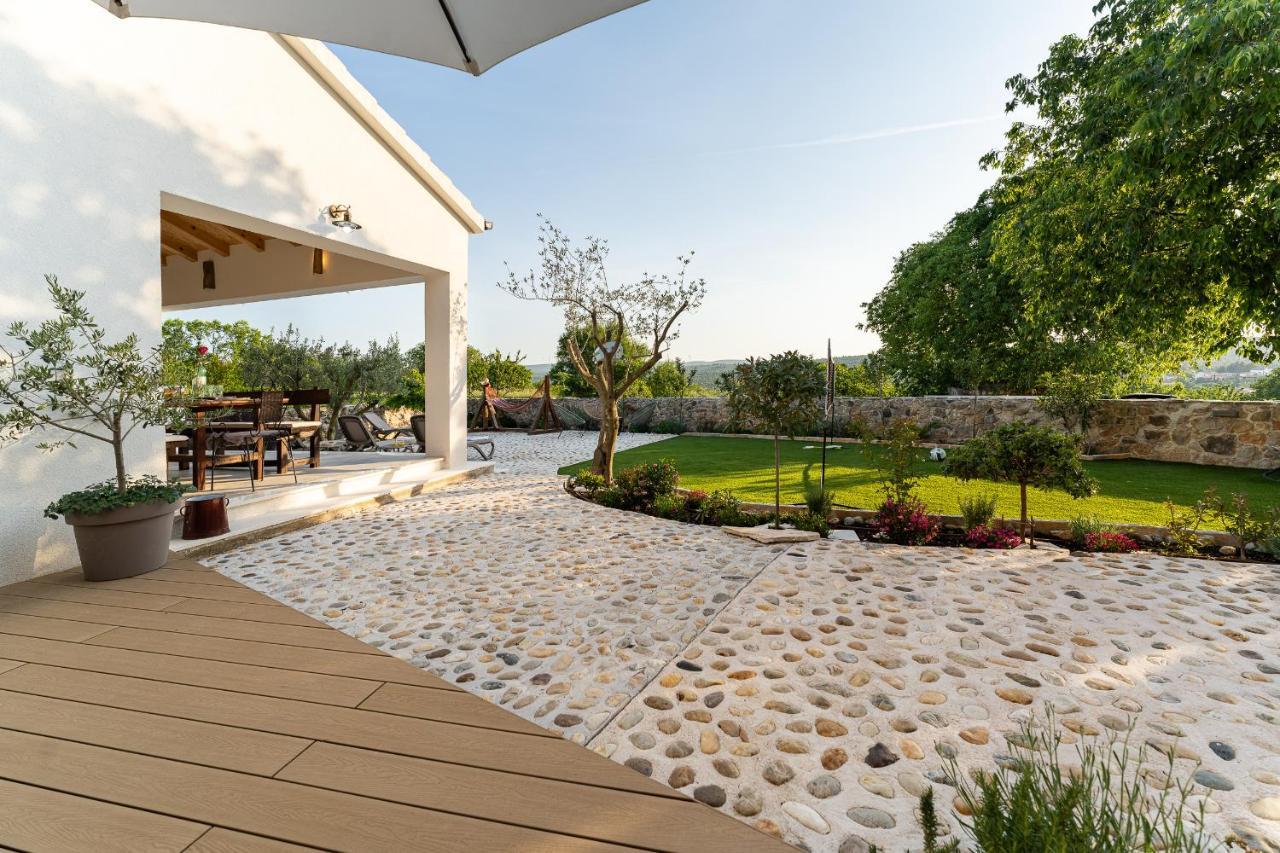 Holiday Home - Villa Thorak Anić Exteriör bild