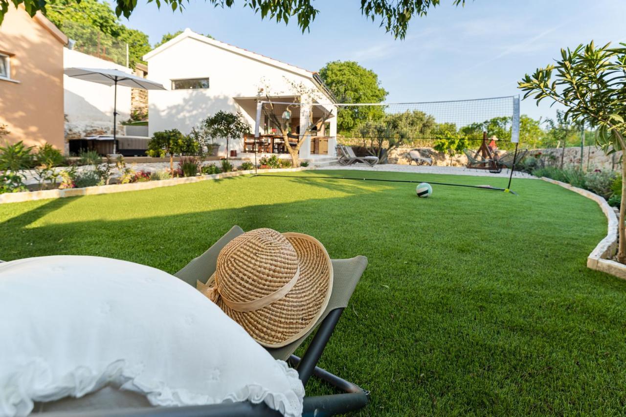 Holiday Home - Villa Thorak Anić Exteriör bild