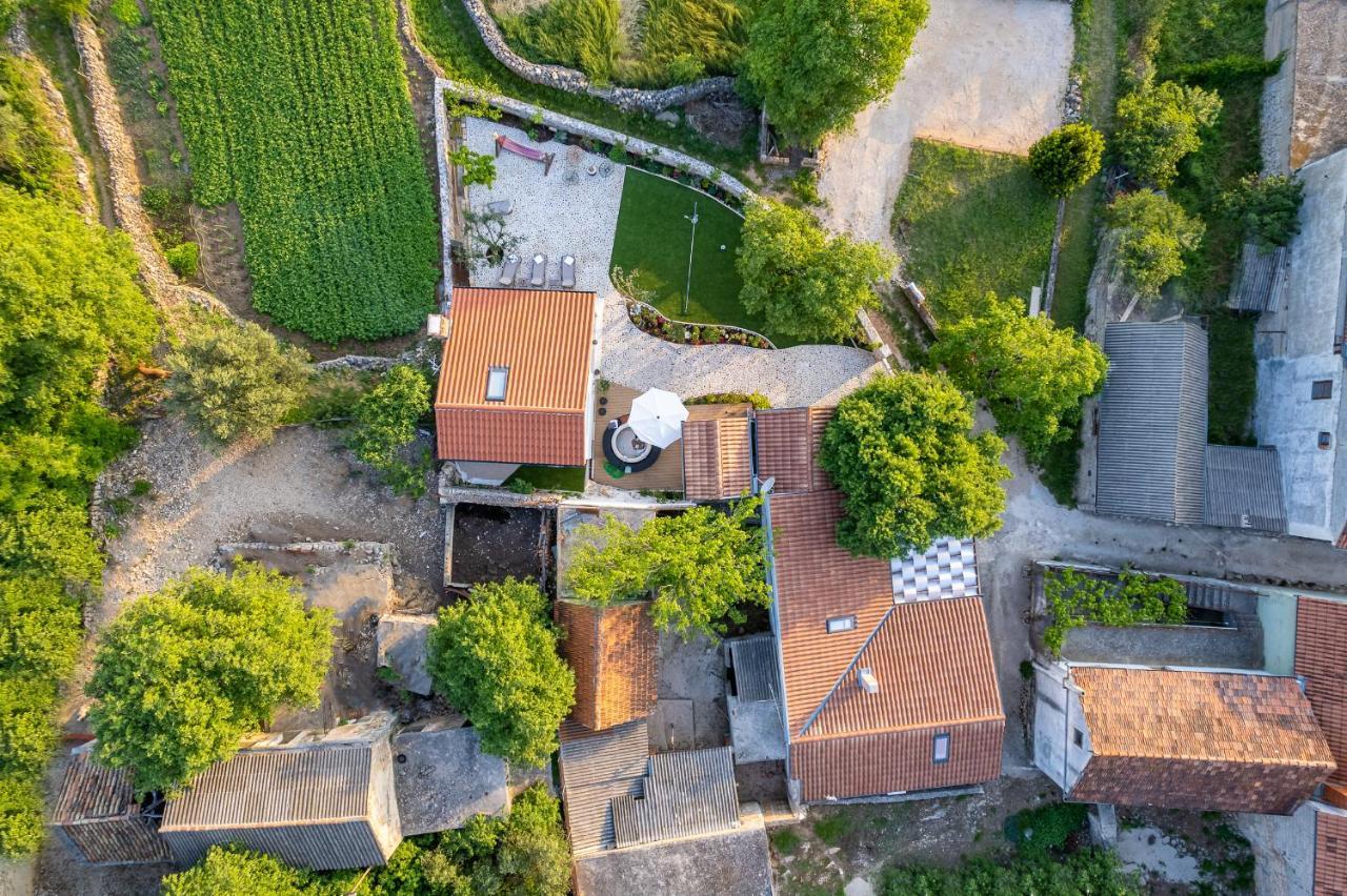 Holiday Home - Villa Thorak Anić Exteriör bild