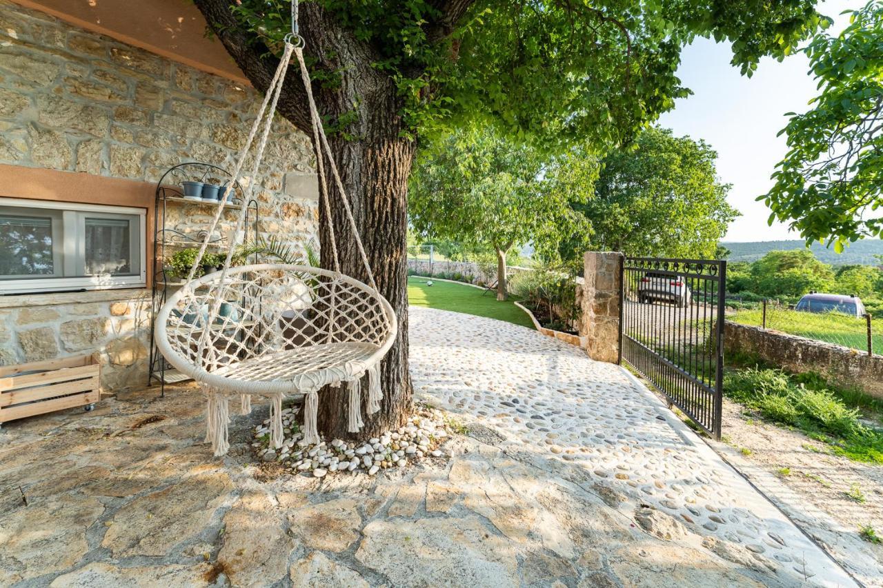 Holiday Home - Villa Thorak Anić Exteriör bild