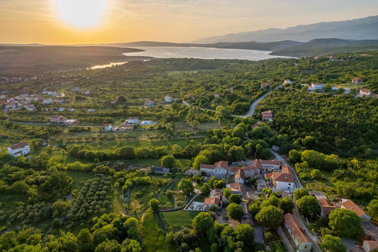 Holiday Home - Villa Thorak Anić Exteriör bild
