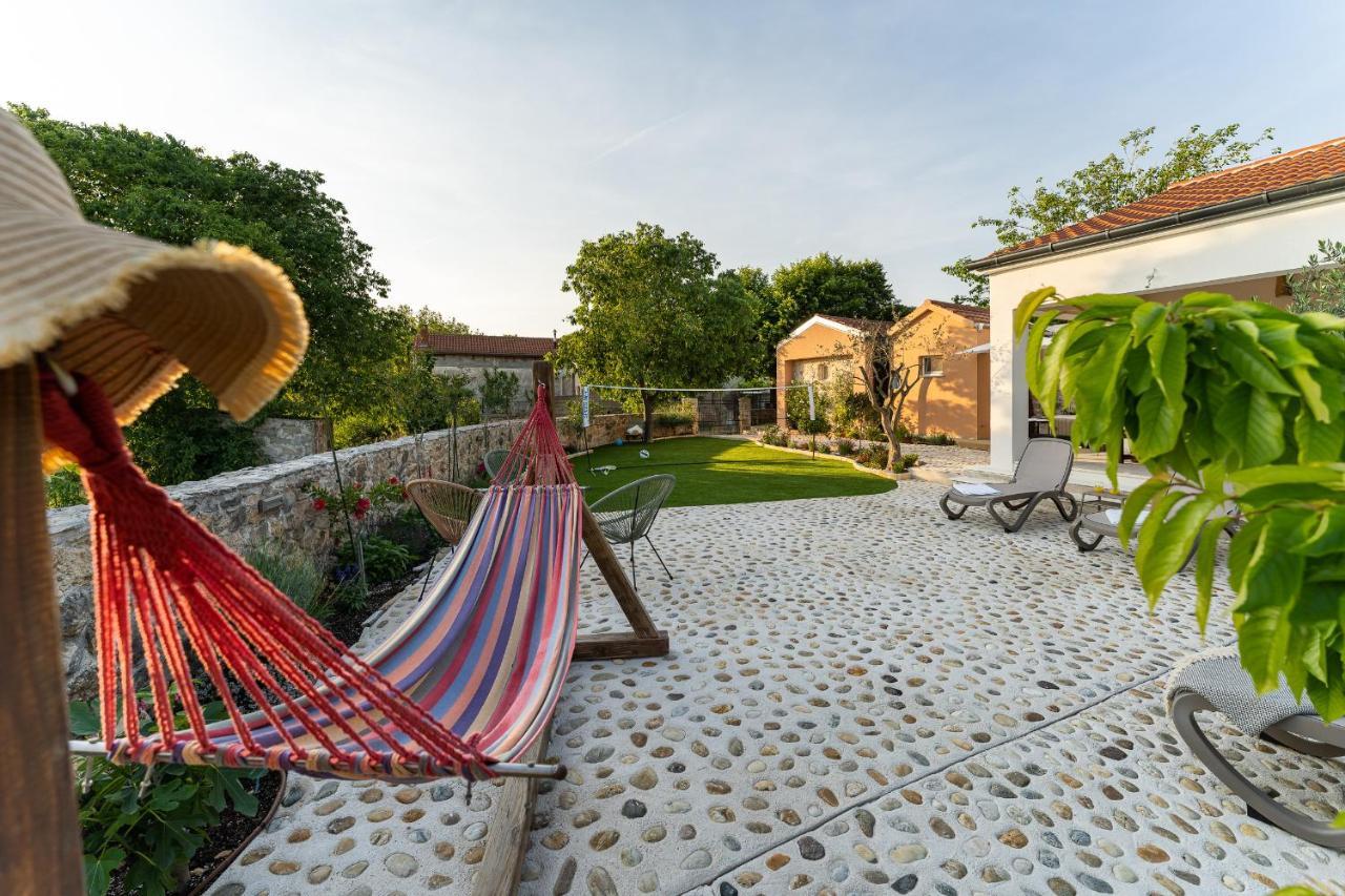 Holiday Home - Villa Thorak Anić Exteriör bild